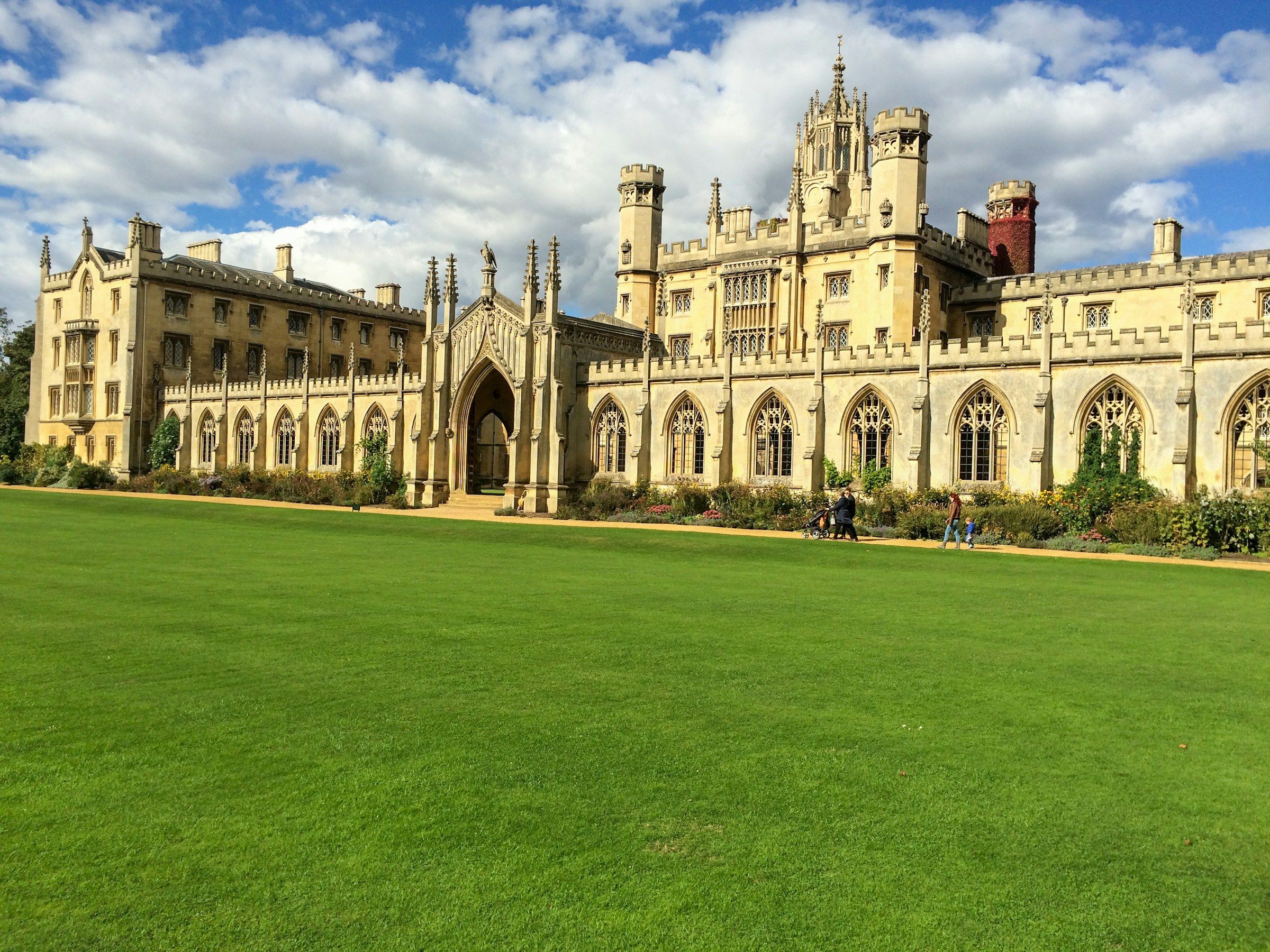 Cambridge’de St John’s College binası ve önündeki çimenlik