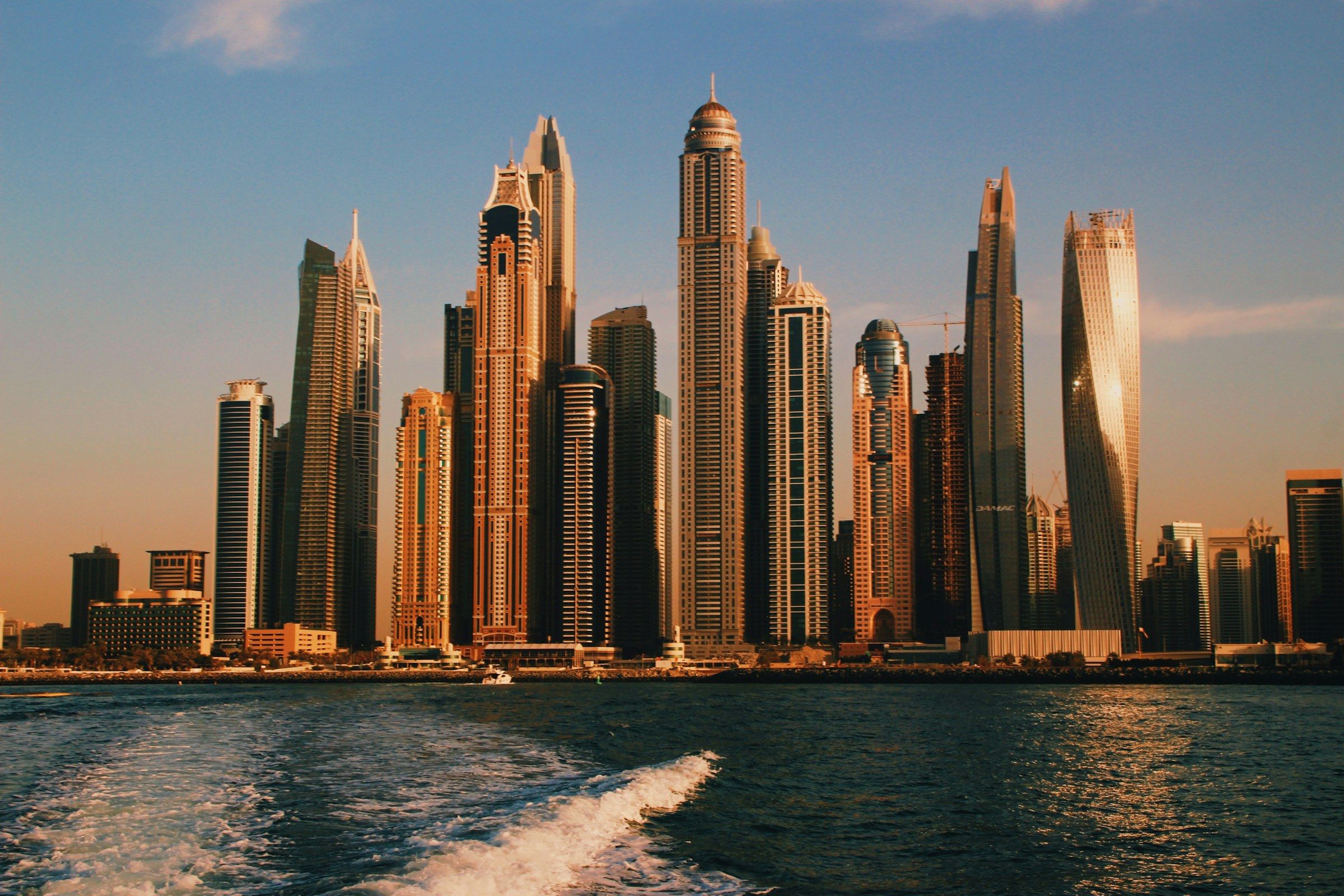 Gün batımında denizden görünen Dubai Marina gökdelenleri