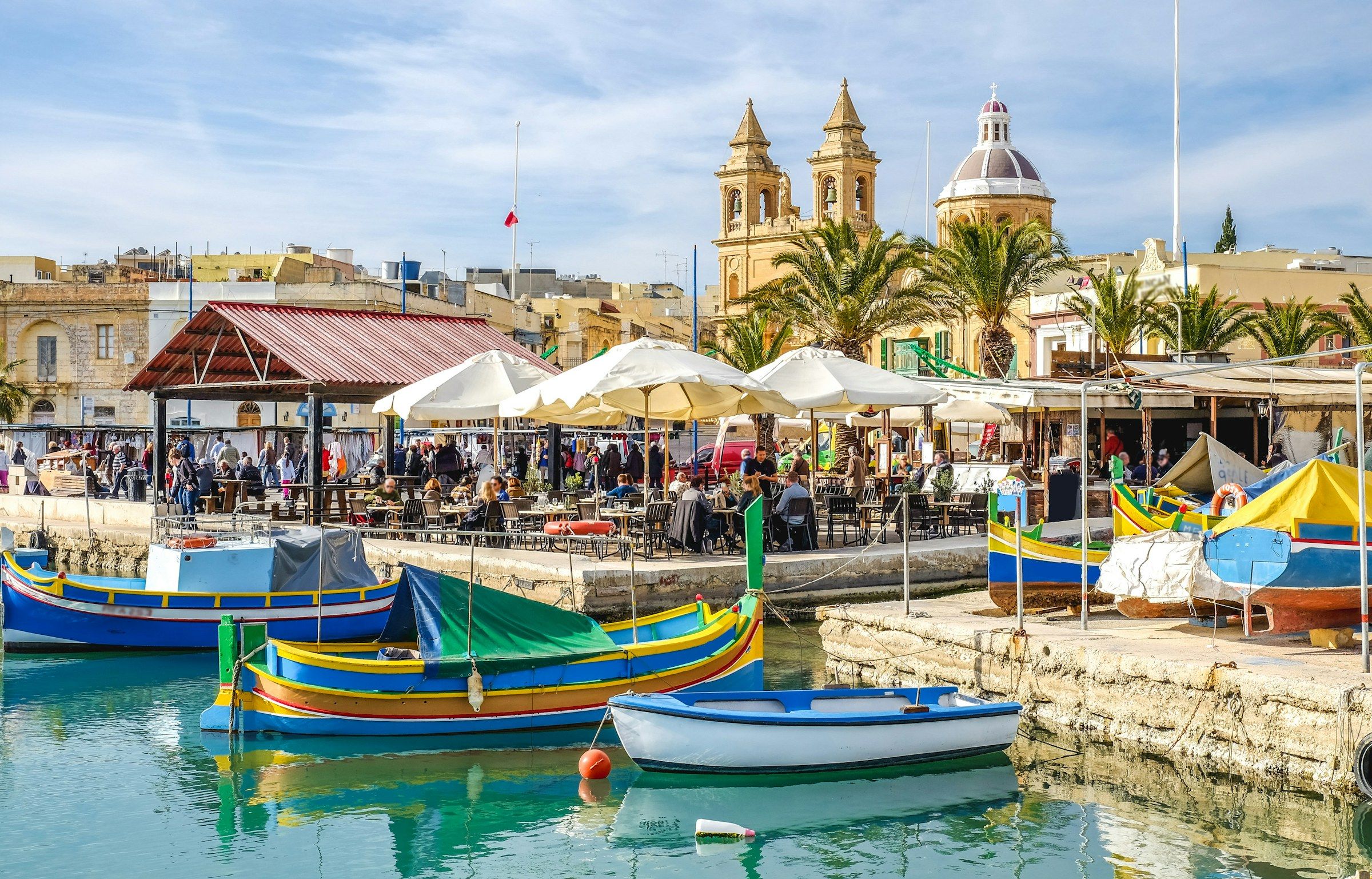 Malta’da renkli balıkçı tekneleri ve liman kenarındaki kafeler
