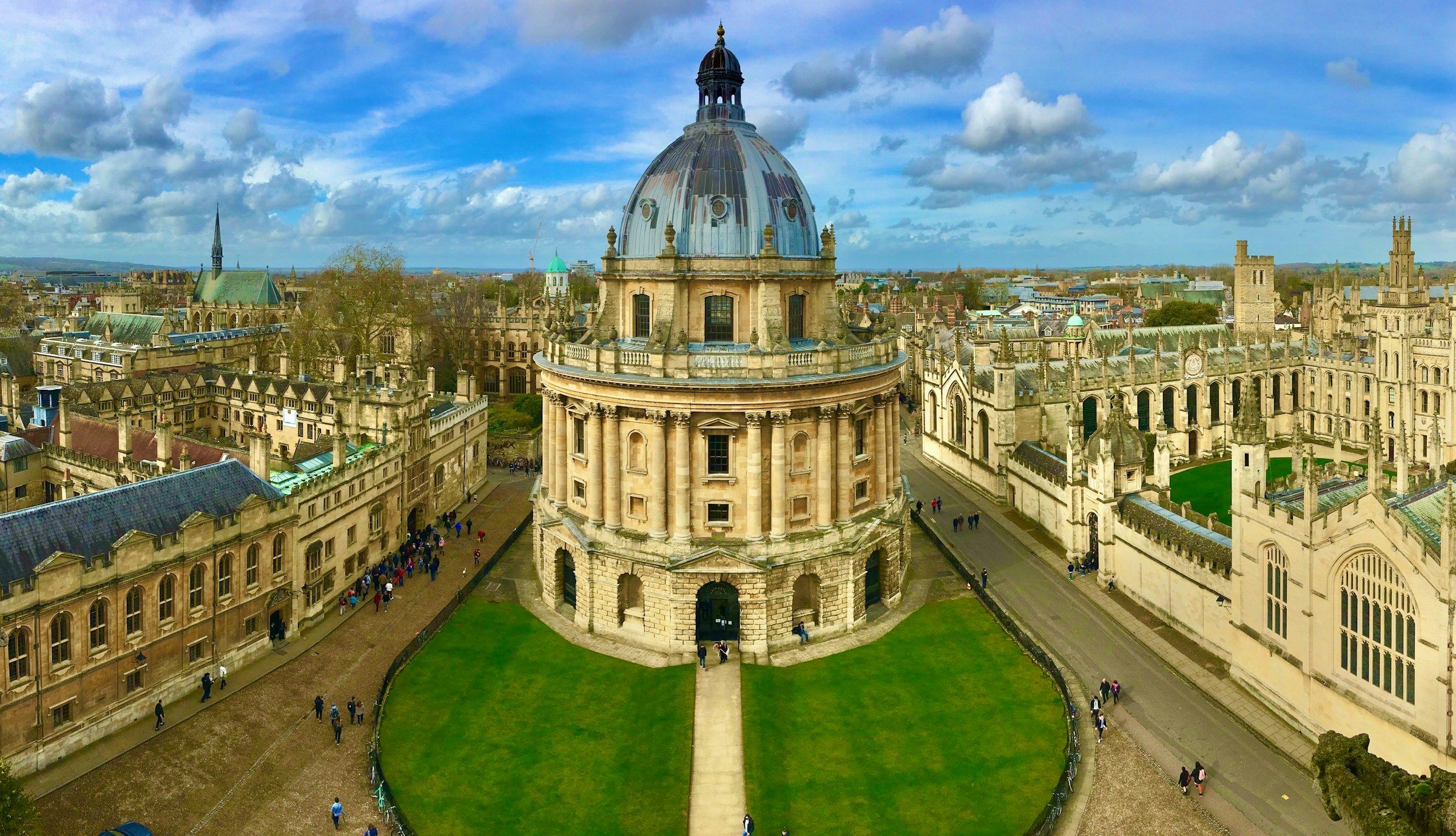 Oxford’da Radcliffe Camera ve çevresindeki kolej binaları
